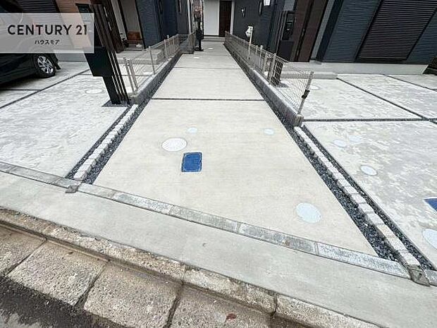 駐車スペースは2台分あります!セカンドカーはもちろん、バイクや自転車なども置き場所に困りません。