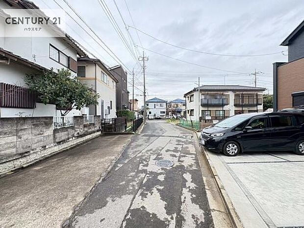 前面道路は5m!陽当り良好な立地です。車庫入れが苦手な方も安心ですね。
