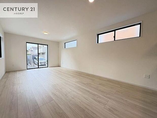 大きな窓からたっぷりの陽ざしが入る明るいリビング。開放感のあるリビングで家族団らんのくつろぎの時間を過ごせます。