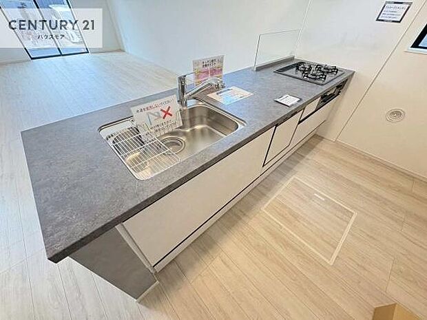 大人気の対面式システムキッチンを採用しています!ご家族のコミュニケーションが自然と増える設計です。お子様にも目が届くので嬉しいですね。広々使えて快適に作業が進みます。