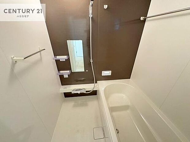 落ち着きある大人の雰囲気のバスルームは、シックなデザインでバスタイムが充実!お仕事頑張っているご褒美にお好みの匂いの入浴剤を入れて、楽しんでみてはいかがでしょうか?