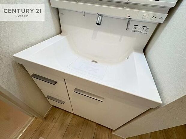深い洗面台ボウルは、水が跳ねにくいのでお手入れが楽々!清潔感が保てます!キレイな洗面所で自分磨きのモチベーションが上がりますね!