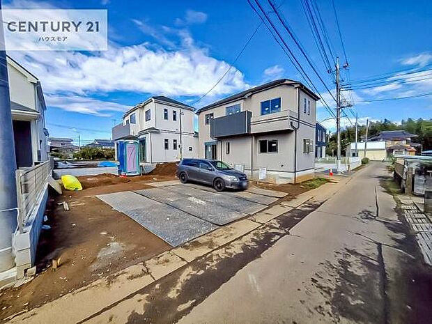 駐車スペースは3台分あります!セカンドカーはもちろん、バイクや自転車なども置き場所に困りません。