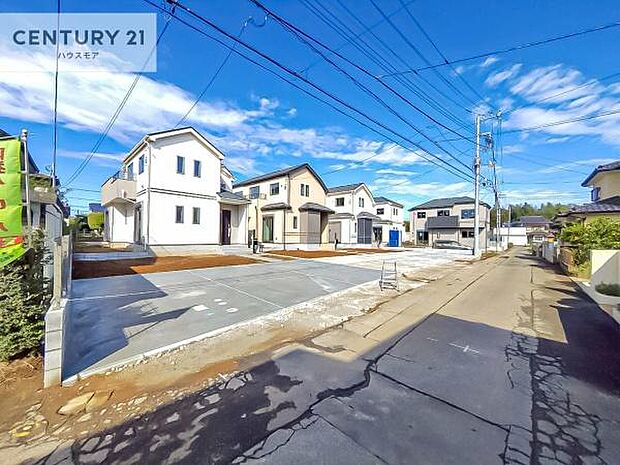前面道路は4m×4.23m!陽当り良好な立地です。車庫入れが苦手な方も安心ですね。