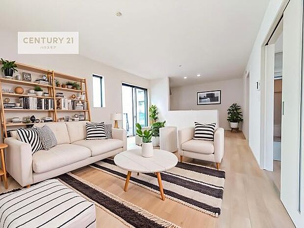 家具はCGパースです。大切な家族が集まるからこそLDKにはこだわりたい。子供たちが元気に笑いながら走り回っている姿を見た時が「広い家にして良かった」と思う瞬間です。