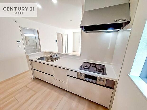 大人気の対面式システムキッチンを採用しています!ご家族のコミュニケーションが自然と増える設計です。お子様にも目が届くので嬉しいですね。広々使えて快適に作業が進みます!