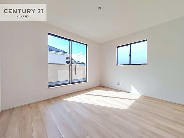 バルコニーに面している洋室です。明るく温もりがあり、換気もしっかりできます!朝起きて、外に出て背伸びをしつつ深呼吸をし良い朝を迎え入れることが出来そうですね!