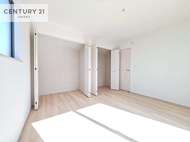 各洋室にはクローゼットを完備しており、収納スペースも充実。衣類や日用品、季節物の収納に便利で、いつでもすっきりと片付いたお部屋を保てます。
