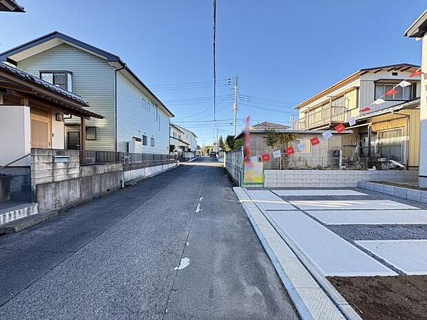 前面道路8m×6m!陽当り良好な立地です。車庫入れが苦手な方も安心ですね。