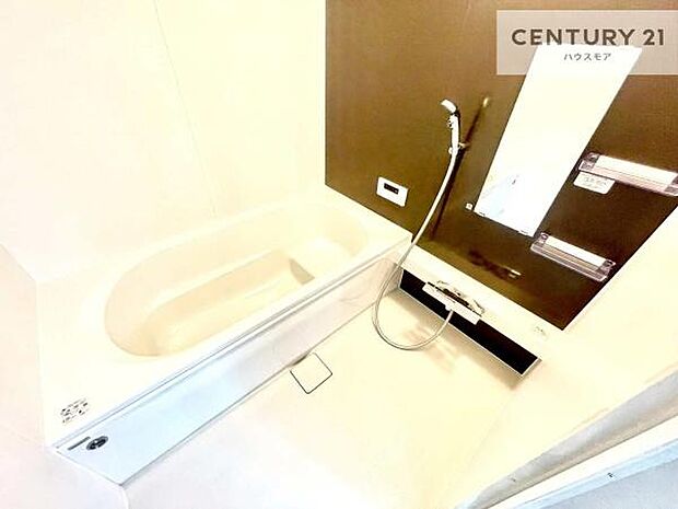 落ち着きある大人の雰囲気のバスルームは、シックなデザインでバスタイムが充実!お仕事頑張っているご褒美にお好みの匂いの入浴剤を入れて、楽しんでみてはいかがでしょうか?