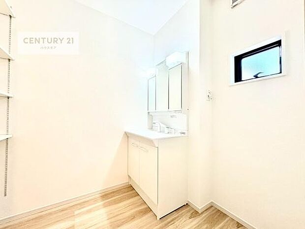 小窓付きの明るい洗面室です!湿気もすぐに入れ替えができて清潔に保つことができます!自然光が差し込むのでお化粧の仕上がりも良くなりますね!