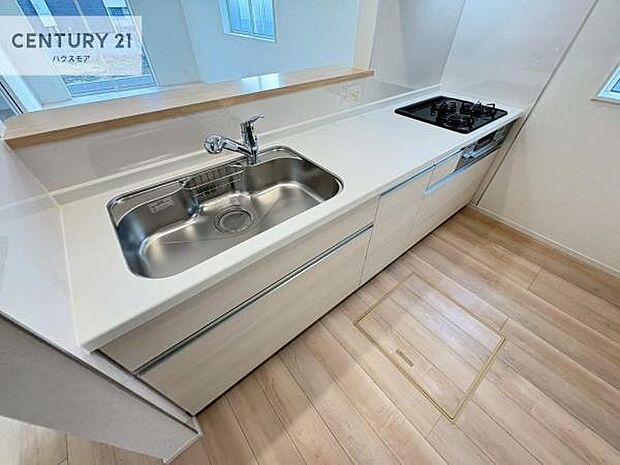 大人気の対面式システムキッチンを採用しています!ご家族のコミュニケーションが自然と増える設計です。お子様にも目が届くので嬉しいですね。広々使えて快適に作業が進みます。