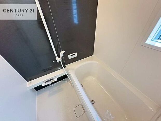 1日の疲れをしっかりと癒してくれる浴室です。おうちの素敵なリラクゼーション場所ですね。