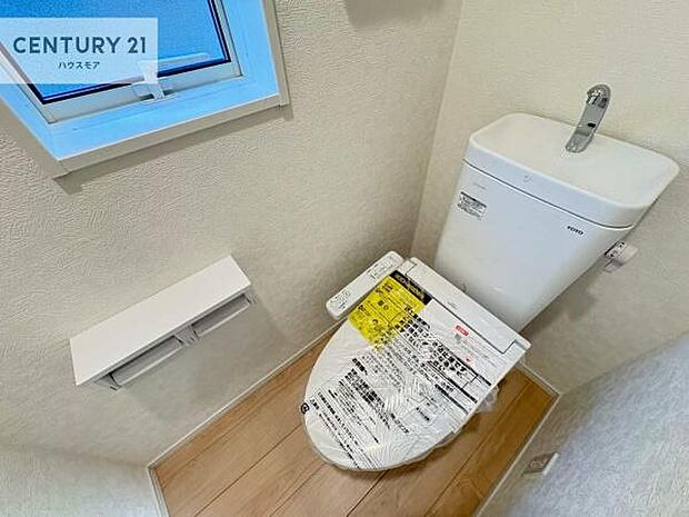 1・2階にトイレがございます!朝の忙しい時間帯も待たずにすみそうですね。白を基調とした清潔感のあるトイレでお手入れがしやすいです!