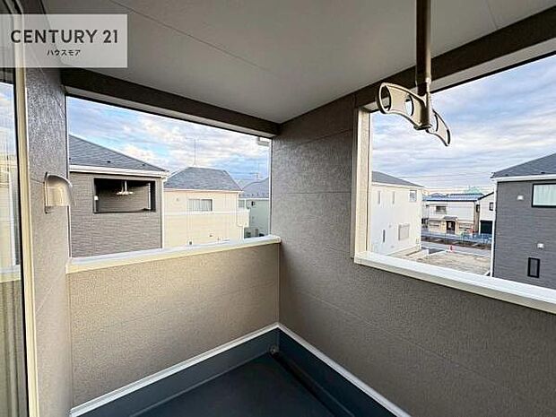 ルーフバルコニー!屋根が付いているので、急に雨が降っても濡れにくく安心!強い日差しもカットしてくれるので、お天気の良い日は、お外へ出て深呼吸するのもよさそうです!