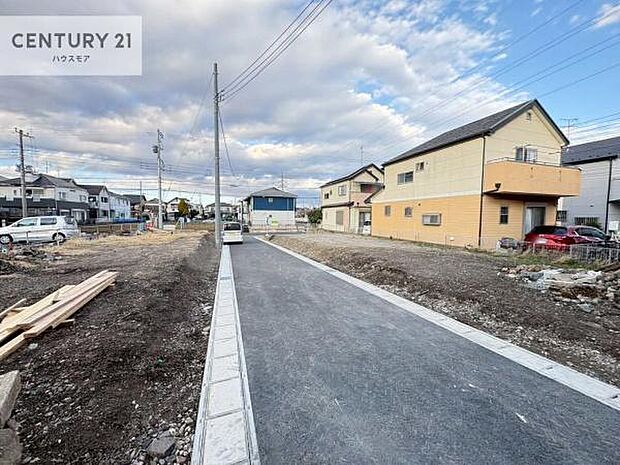 前面道路は4m!陽当り良好な立地です。車庫入れが苦手な方も安心ですね。