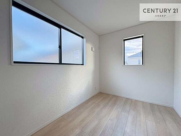 掃き出し窓がない洋室は子供部屋に最適です!2面採光にもなっておりしっかり光も入るので快適にお過ごしいただけます!