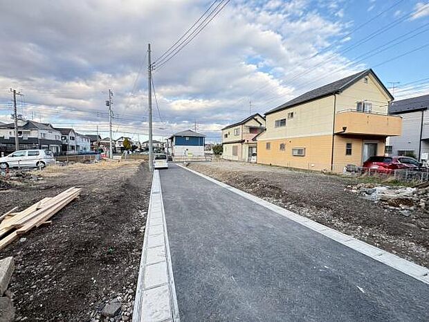 前面道路は4m!陽当り良好な立地です。車庫入れが苦手な方も安心ですね。