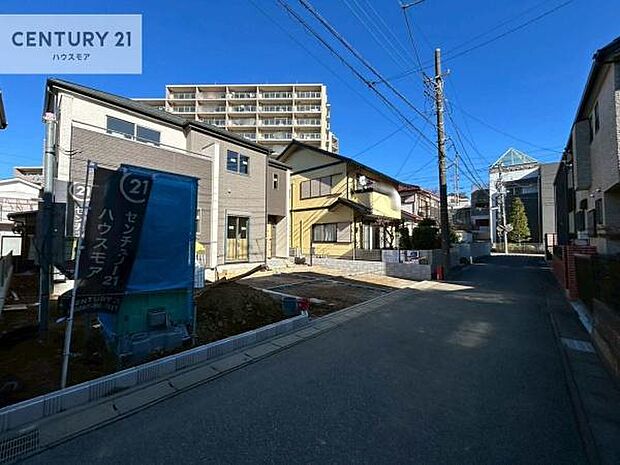 前面道路4m!陽当り良好な立地です。車庫入れが苦手な方も安心ですね。【現地販売会開催中】