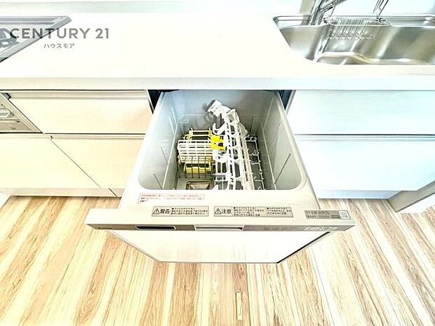 食洗機付き!忙しい時や冬場は手荒れ防止として大活躍します!ビルトイン仕様なので、場所も取らず調理スペースも広く使えて手際よく作業が出来ます!