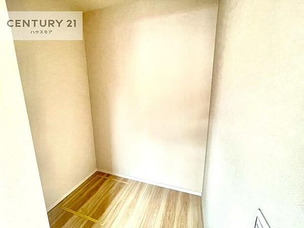 ウォークインクローゼット付きです。たくさんのお洋服などを収納しておけそうですね!他にも扇風機や加湿器など季節物の大きな家電も収納できます。