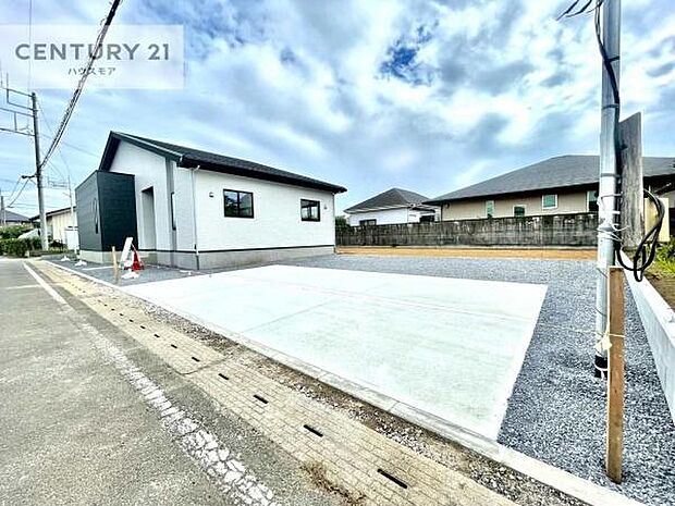 駐車スペースは3台分あります!セカンドカーはもちろん、バイクや自転車なども置き場所に困りません。