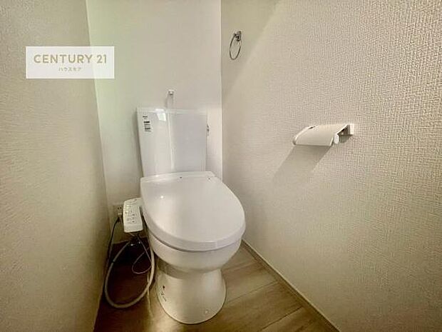 1・2階にトイレがございます!朝の忙しい時間帯も待たずにすみそうですね。白を基調とした清潔感のあるトイレでお手入れがしやすいです!