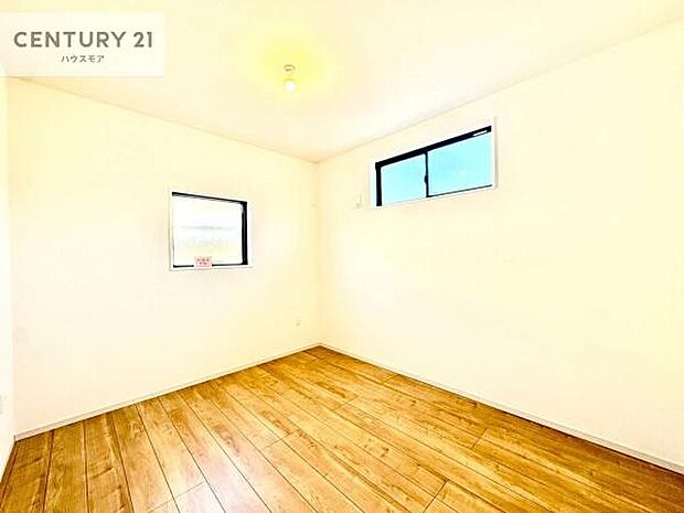 掃き出し窓がないお部屋は、お子様のお部屋としても安心です!収納スペースも充実しているので散らかったお部屋をサッと片付けられます!