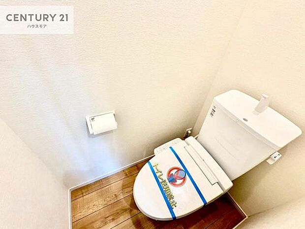 1・2階にトイレがございます!朝の忙しい時間帯も待たずにすみそうですね。白を基調とした清潔感のあるトイレでお手入れがしやすいです!