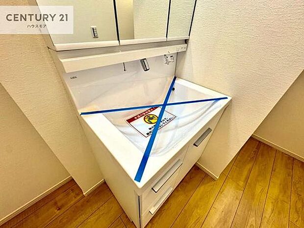 深い洗面台ボウルは、水が跳ねにくいのでお手入れが楽々!清潔感が保てます!キレイな洗面所で自分磨きのモチベーションが上がりますね!