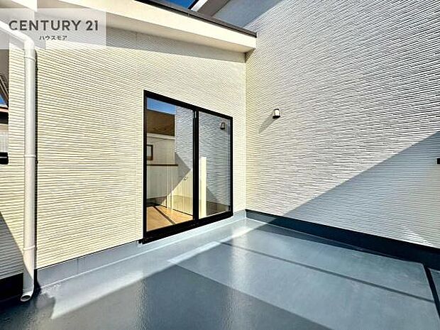 陽当たり良好なバルコニーです!晴れた日には青い空を見渡せる開放的な時間を楽しめます。たくさんのお洗濯物もいっぺんに干すことができます!