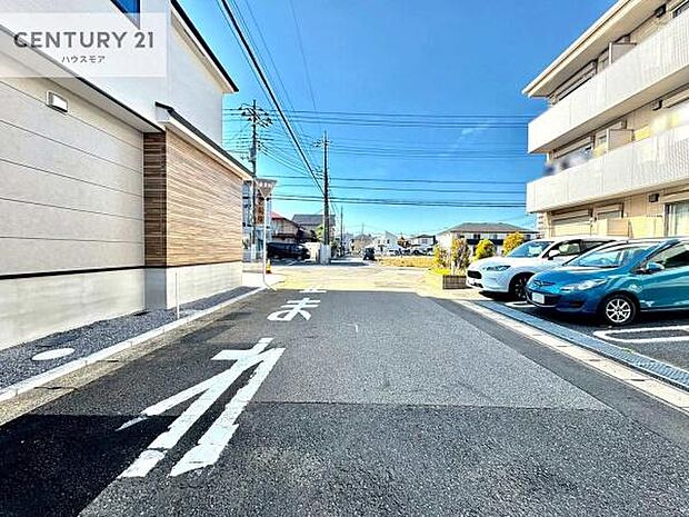 前面道路6m×8.9m!陽当り良好な立地です。車庫入れが苦手な方も安心ですね。