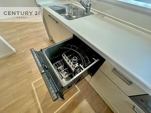 食洗機付き!忙しい時や冬場は手荒れ防止として大活躍します!ビルトイン仕様なので、場所も取らず調理スペースも広く使えて手際よく作業が出来ます!