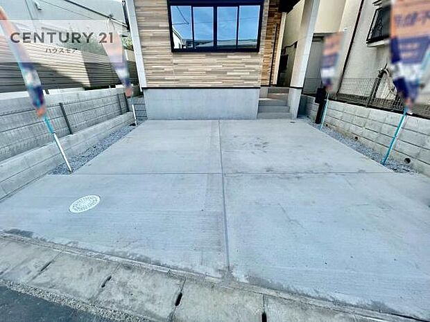 駐車スペースは2台分あります!セカンドカーはもちろん、バイクや自転車なども置き場所に困りません。