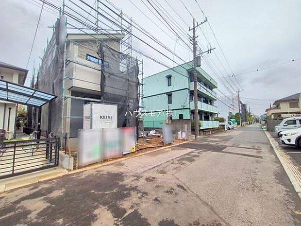 前面道路は6m!陽当り良好な立地です。車庫入れが苦手な方も安心ですね。
