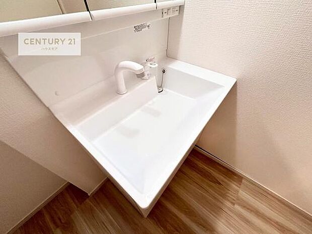 深い洗面台ボウルは、水が跳ねにくいのでお手入れが楽々!清潔感が保てます!キレイな洗面所で自分磨きのモチベーションが上がりますね!【現地販売会開催中】