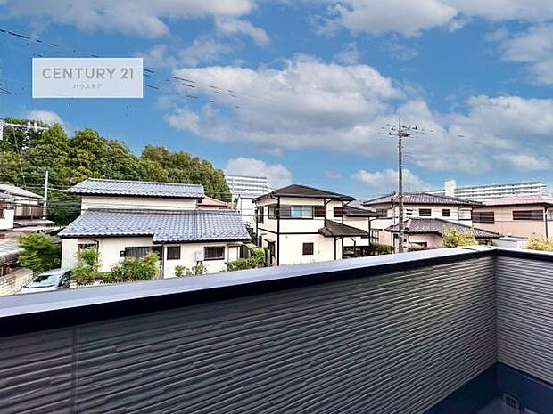 眺望良好なバルコニー。お天気のいい日にはバルコニーへでてリフレッシュするのもいいですね!【現地販売会開催中】