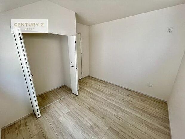 掃き出し窓がないお部屋は、お子様のお部屋としても安心です!収納スペースも充実しているので散らかったお部屋をサッと片付けられます!