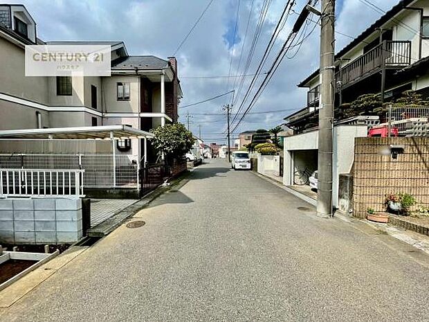 前面道路5.9m!陽当り良好な立地です。車庫入れが苦手な方も安心ですね。