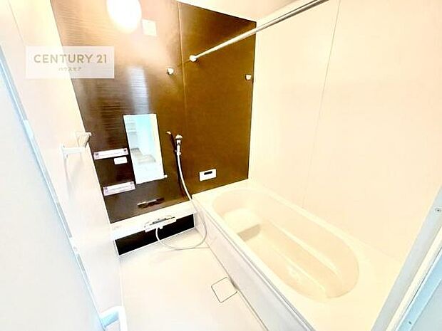 落ち着きある大人の雰囲気のバスルームは、味が出ていてバスタイムが充実!お仕事頑張っているご褒美にお好みの匂いの入浴剤を入れて、楽しんでみてはいかがでしょうか?