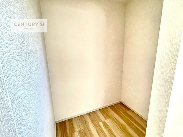 ウォークインクローゼット付きです。たくさんのお洋服などを収納しておけそうですね!他にも扇風機や加湿器など季節物の大きな家電も収納できます。