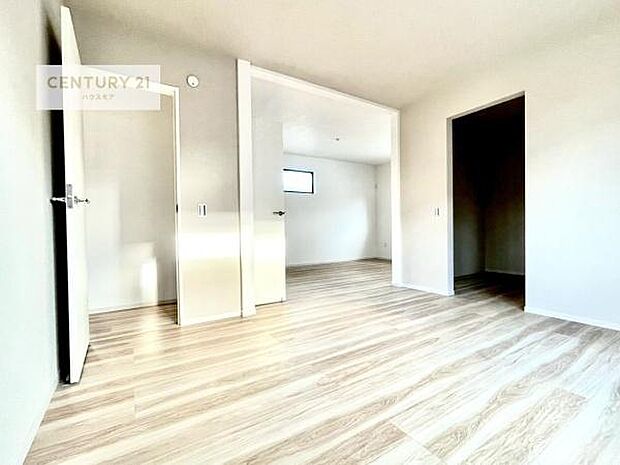 明るい室内は、風通しも良く、明るく大変居心地の良い空間となっております。リラックスして過ごせる心地の良いお部屋です!