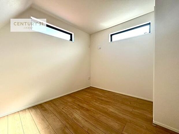 掃き出し窓がないお部屋は、お子様のお部屋としても安心です!収納スペースも充実しているので散らかったお部屋をサッと片付けられます!