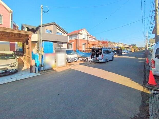 前面道路は6m!陽当り良好な立地です。車庫入れが苦手な方も安心ですね。