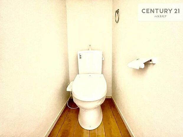 1・2階にトイレがございます!朝の忙しい時間帯も待たずにすみそうですね。白を基調とした清潔感のあるトイレでお手入れがしやすいです!
