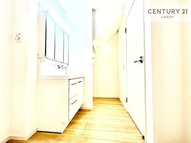 身なりを整える洗面所は、清潔感が大事です!水周りの清潔感のある雰囲気を演出!気持ちよくお使いいただけます。広々したスペースも嬉しいですね!