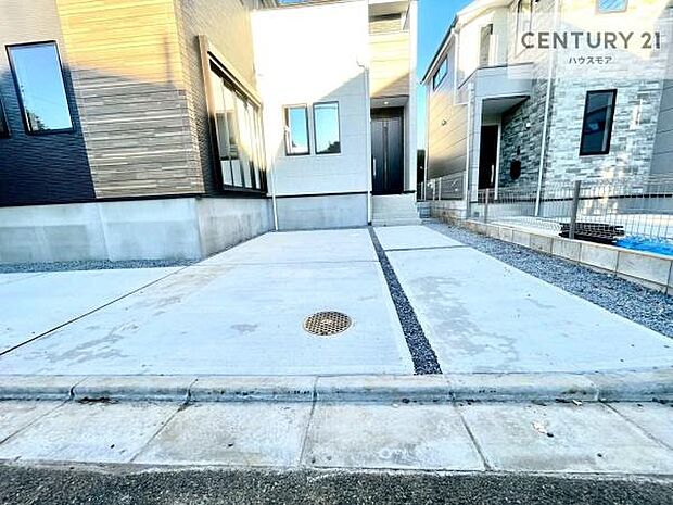 駐車スペースは2台分あります!セカンドカーはもちろん、バイクや自転車なども置き場所に困りません。