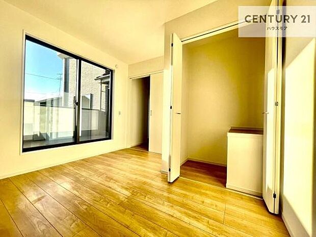 バルコニーに面している洋室です。明るく温もりがあり、換気もしっかりできます!朝起きて、外に出て背伸びをしつつ深呼吸をし良い朝を迎え入れることができます。