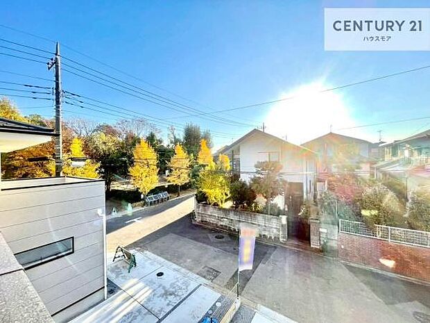 落ち着きある住宅街、周囲には高い建物がなく、緑が多く空が広く開放感があり、陽当りを大きく遮られることもありません。気持ちの良い風が通り抜ける街並みです。