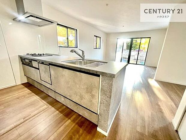 大人気の対面式システムキッチンを採用しています!ご家族のコミュニケーションが自然と増える設計です。お子様にも目が届くので嬉しいですね。広々使えて快適に作業が進みます。